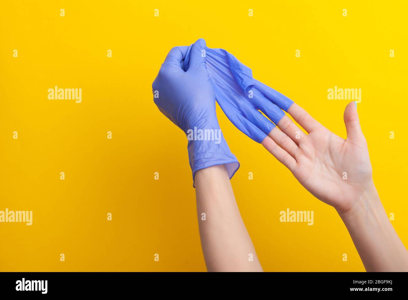 Instrucciones paso a paso sobre cómo quitar los guantes sucios, el médico se  quita del guante de mano Fotografía de stock - Alamy