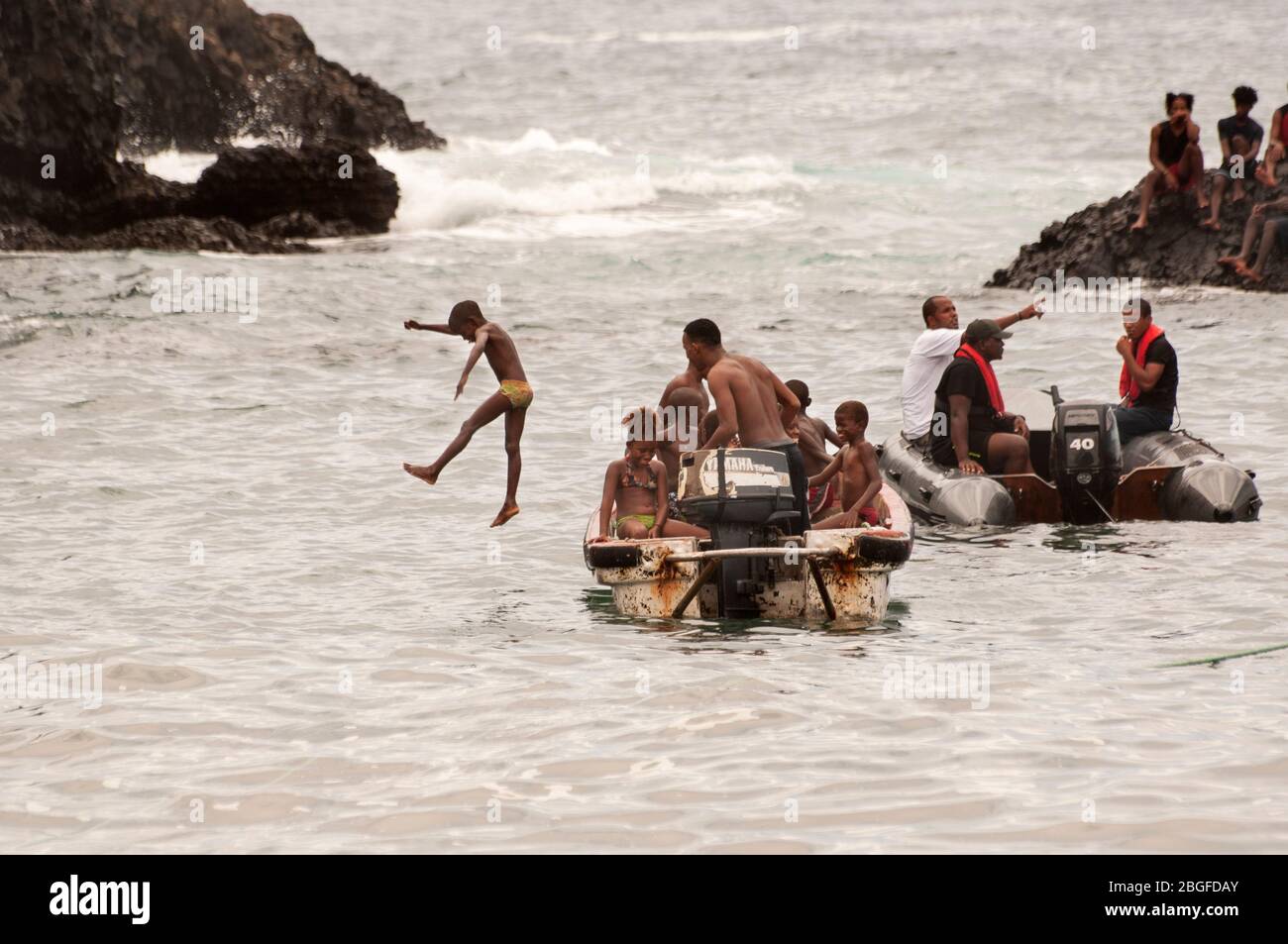 Niños saltando de barco en Cidade velha, Cabo Verde Foto de stock