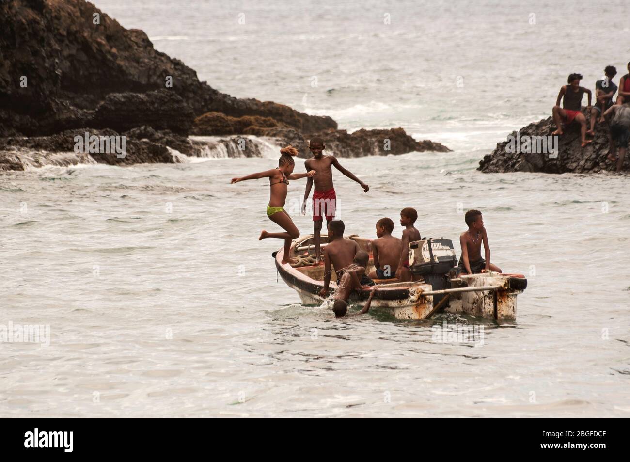 Niños saltando de barco en Cidade velha, Cabo Verde Foto de stock