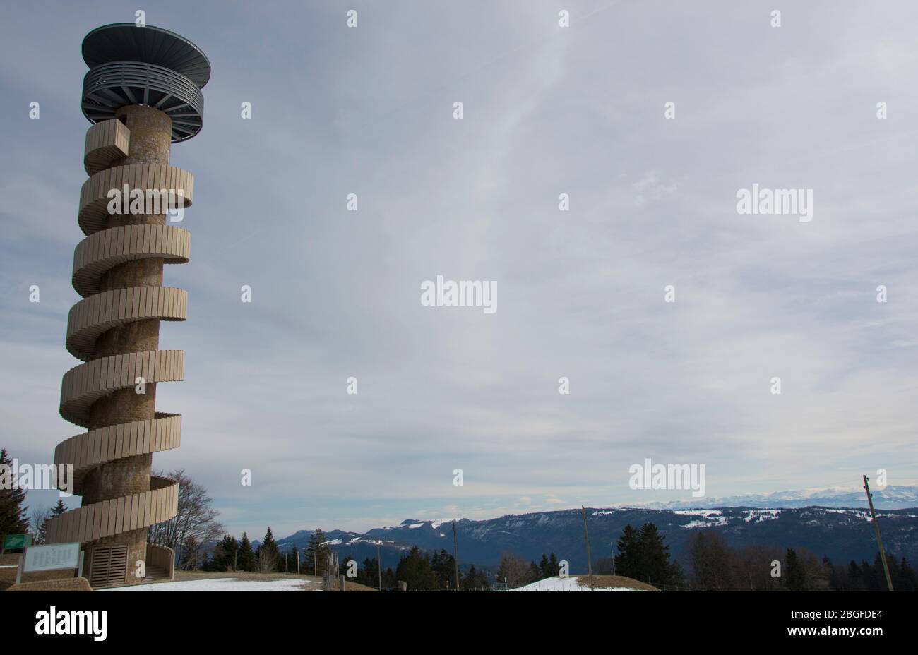 Der Aussichtsturm von Moron, entworfen von Stararchitekt Mario Botta, im Berner Jura, Schweiz Foto de stock