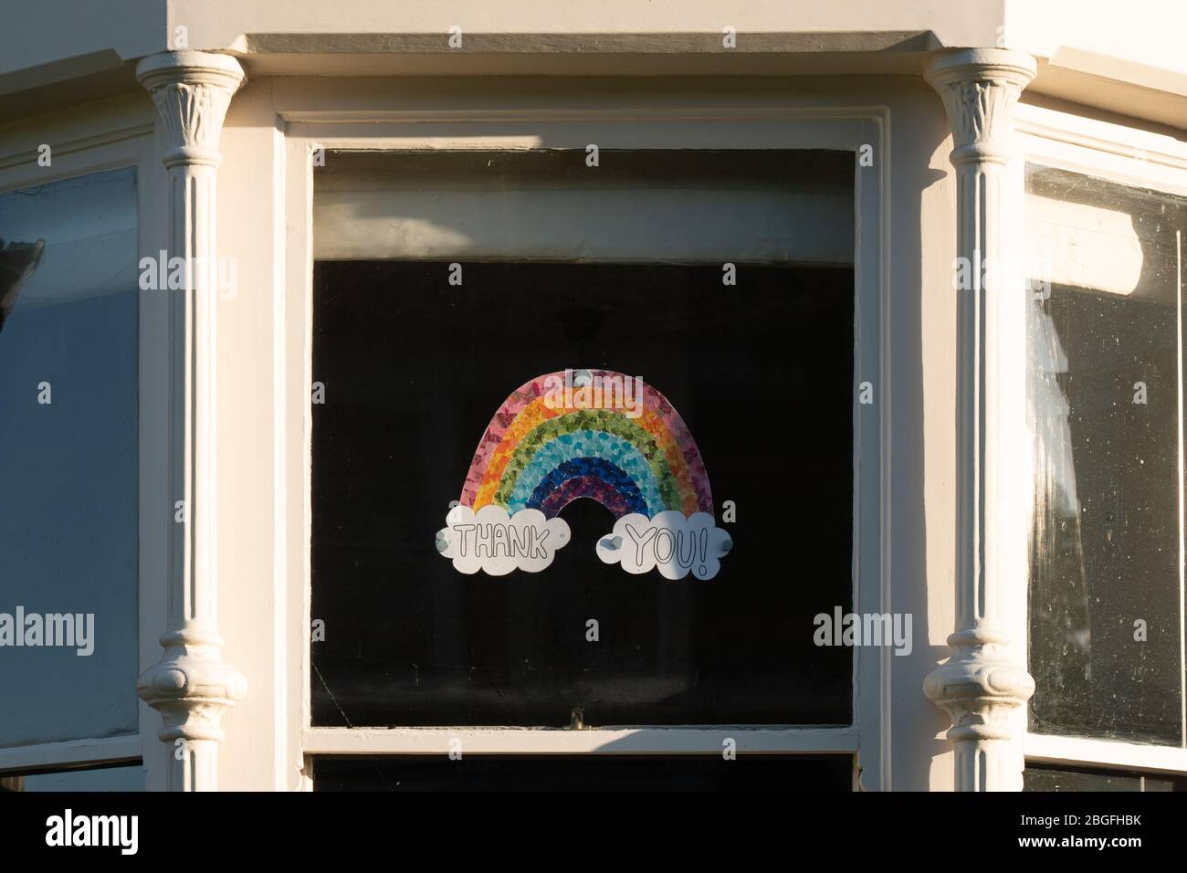 Pinturas de arco iris que muestran apoyo y agradecimiento por el NHS en las ventanas de las casas de Ealing, Londres. Fecha de la foto: Domingo, 19 de abril de 2020. Foto: Roger G. Foto de stock