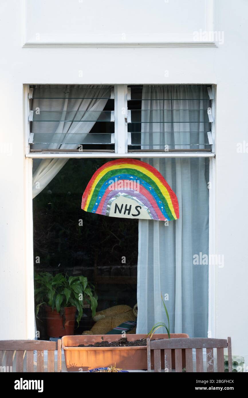 Pinturas de arco iris que muestran apoyo y agradecimiento por el NHS en las ventanas de las casas de Ealing, Londres. Fecha de la foto: Domingo, 19 de abril de 2020. Foto: Roger G. Foto de stock
