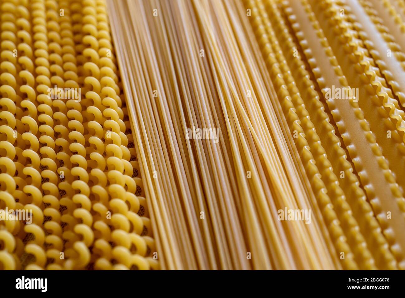Diferentes tipos y formas de pasta seca italiana de corte largo Foto de stock