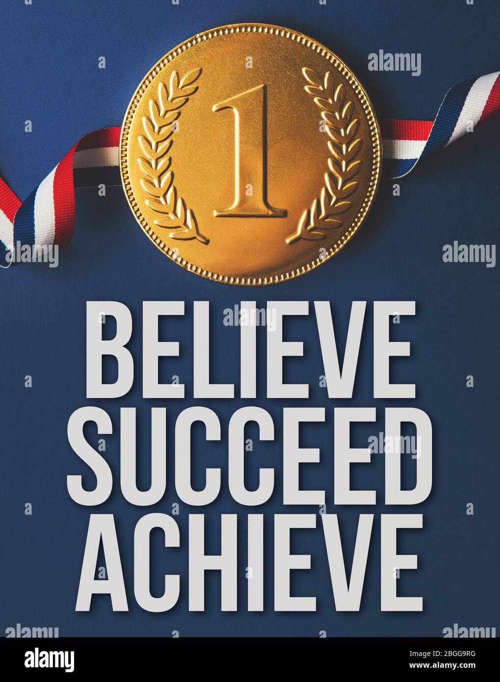 creer éxito lograr mensaje motivacional con medalla de oro ganador Foto de stock