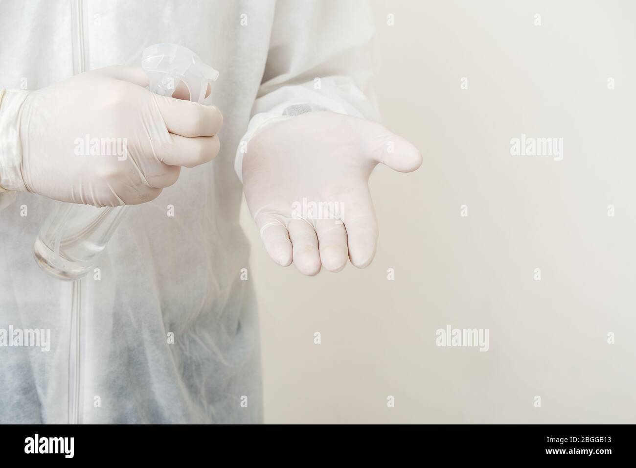 Aerosol de alcohol, aerosol anti-bacterias, líquido antiséptico para limpiar las manos en el espacio de copiado de las manos masculinas. Protección contra el coronavirus Covid-19, higiene de las manos. Piel Foto de stock