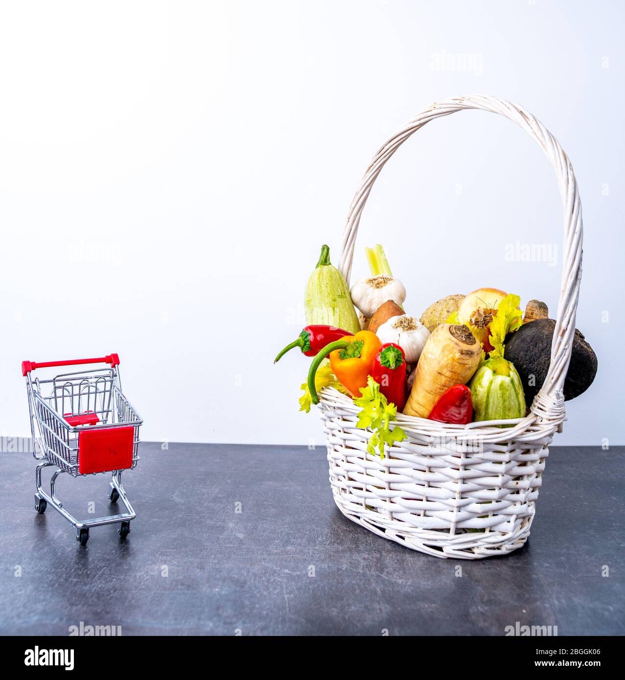 Cesta de comestibles llena de verduras saludables Foto de stock