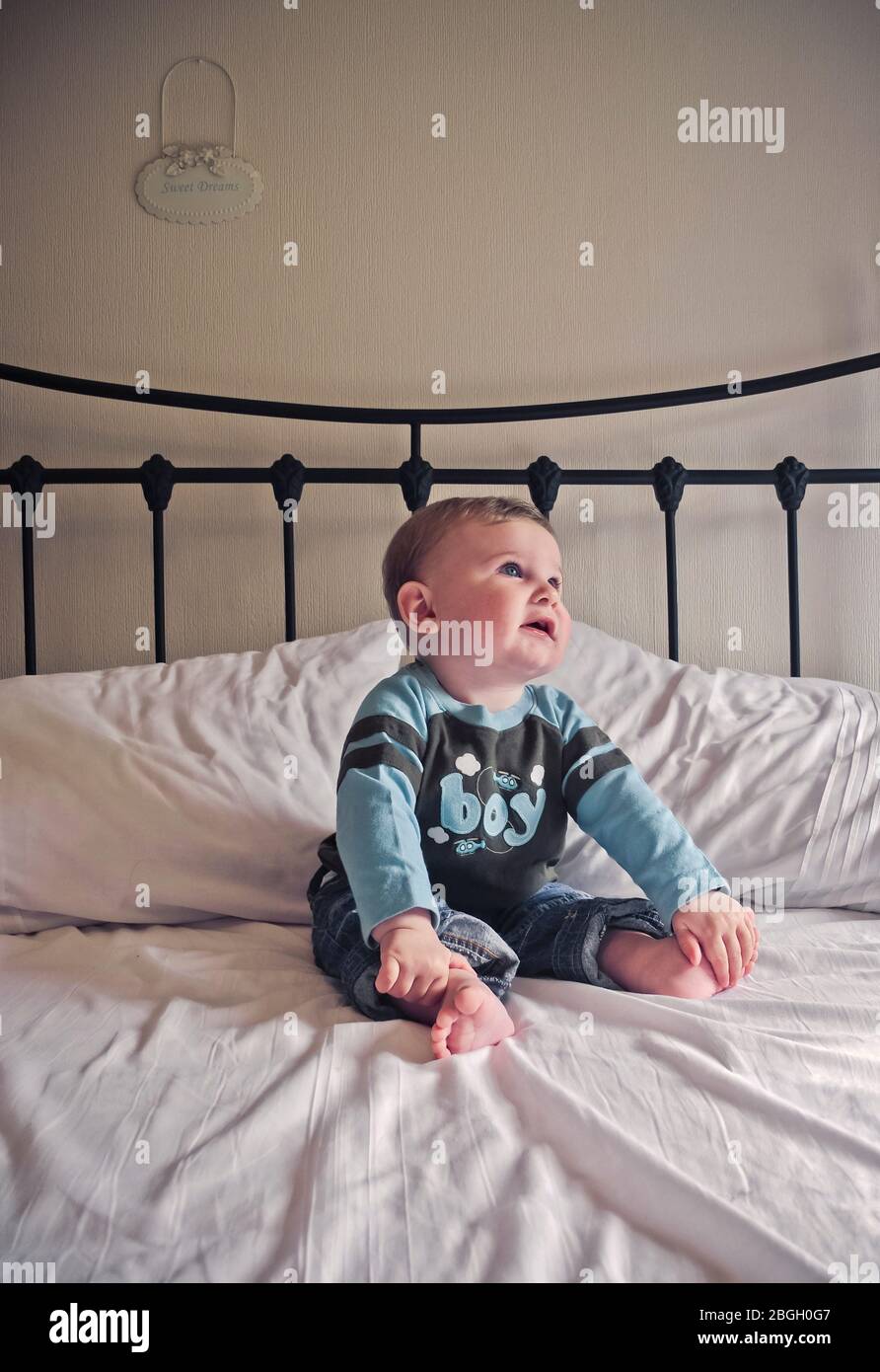 La foto de arriba de un sonriente 9 meses Baby Boy , que está sentado en su