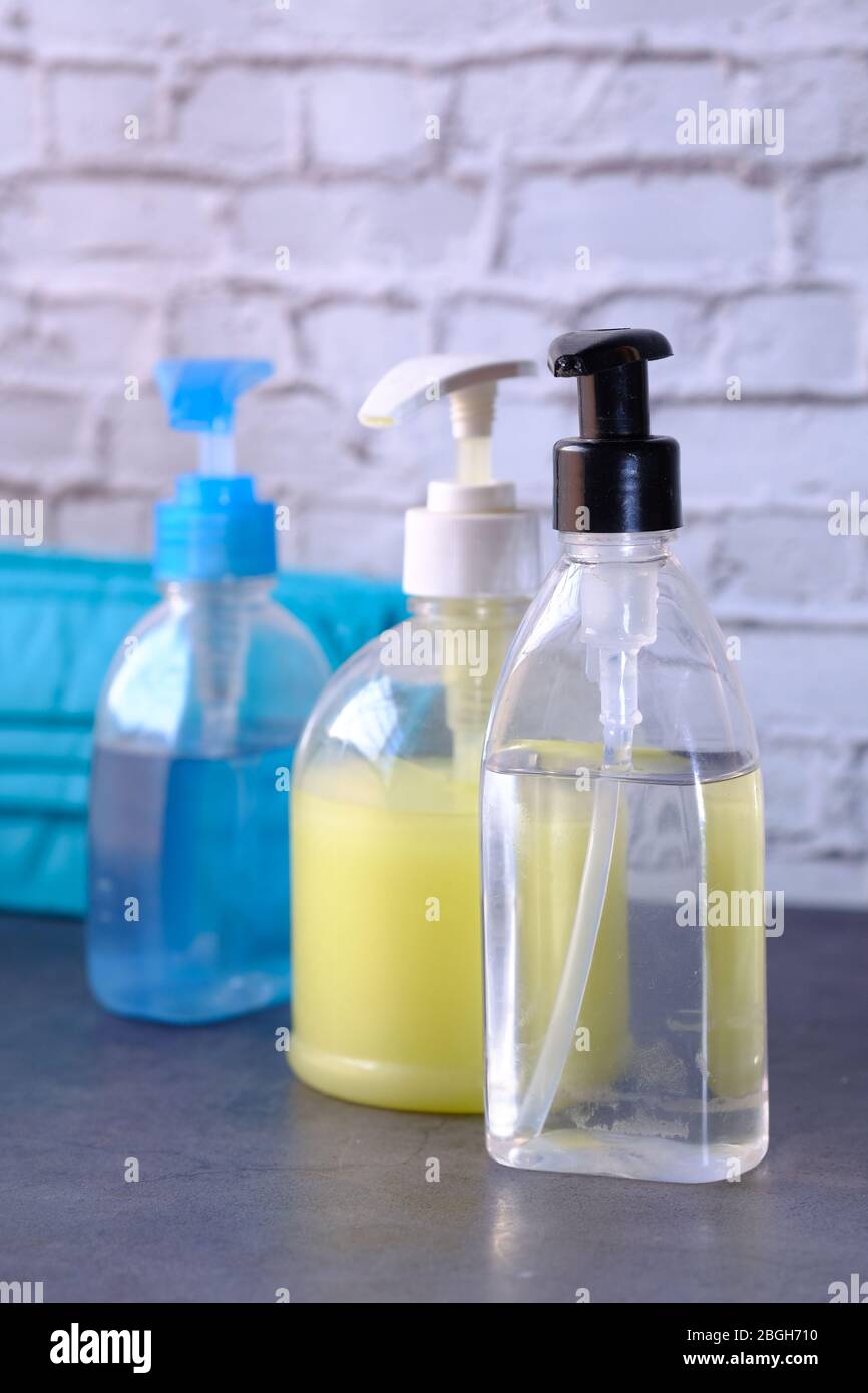 desinfectante para manos y jabón líquido sobre fondo negro Foto de stock