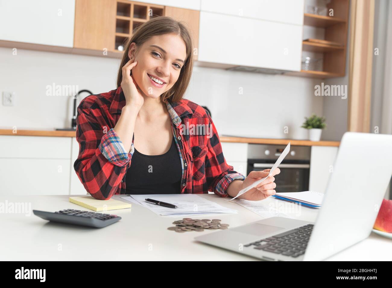 Mujer hermosa trabajando en casa. Trabajo remoto, freelancer, concepto de estilo de vida Foto de stock