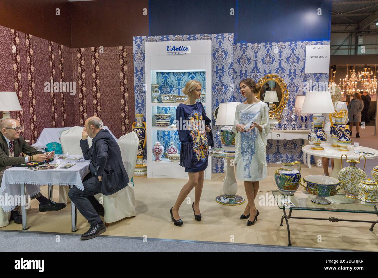 KIEV, UCRANIA - 11 DE MARZO de 2016: La gente visita L'Antika Deruta Italia  cerámica de lujo y accesorios de mobiliario de cabina de fabricante en Kiff  muebles a Fotografía de stock - Alamy