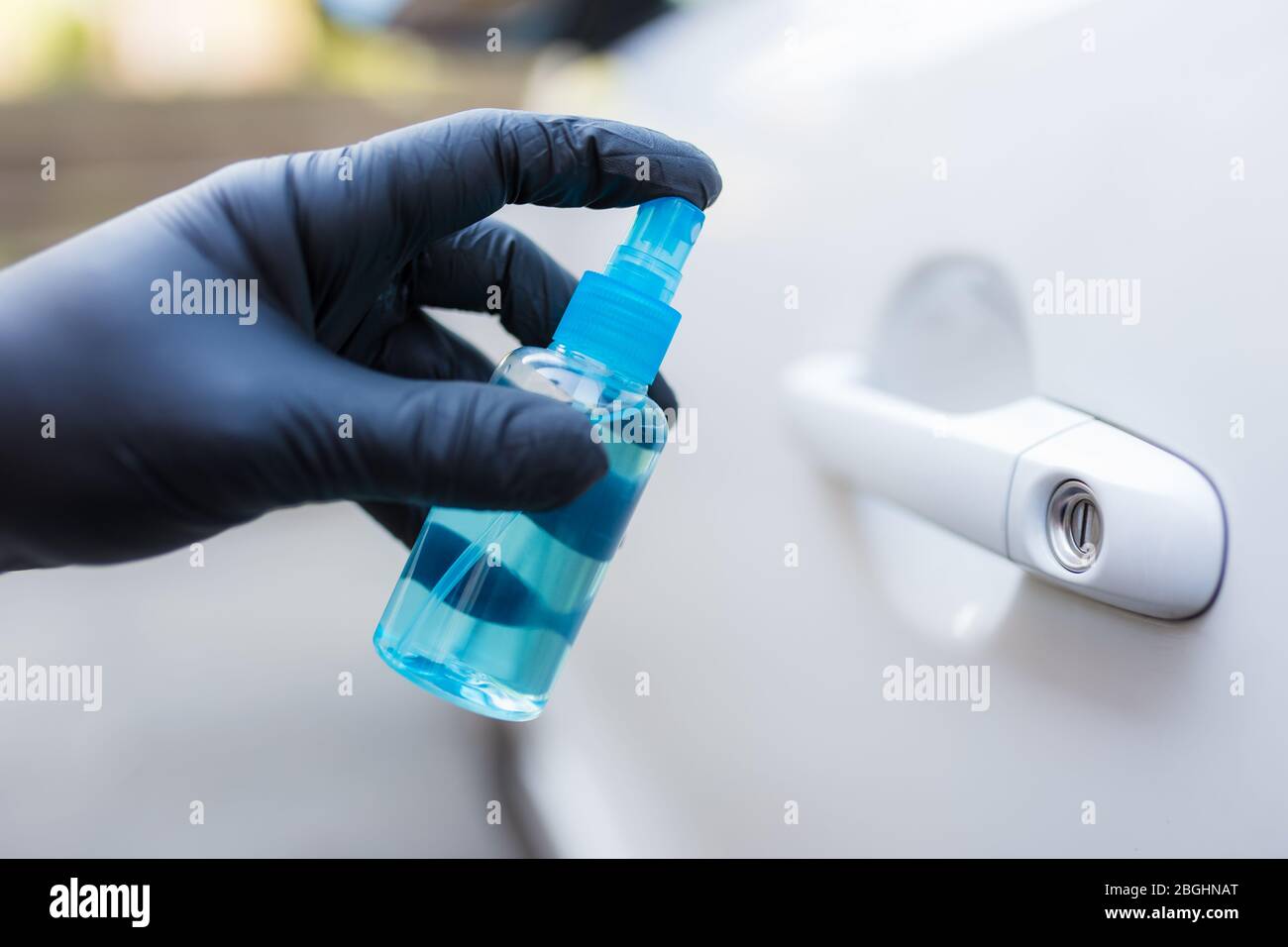 Un hombre limpia las ventanas de la casa. La mano con el guante de goma es  la celebración de la rasqueta para limpiar ventanas Fotografía de stock -  Alamy