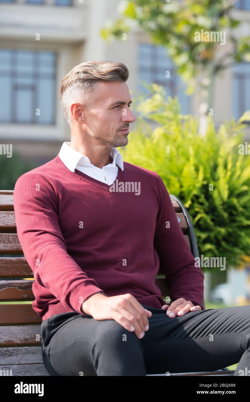 Descanso para el almuerzo. Tiempo para usted. Hombre en ropa formal conjunto  relajarse sentarse banco en el parque. Empresario encargado formal de la  ropa necesita tiempo para relajarse. Momentos agradables de espíritu