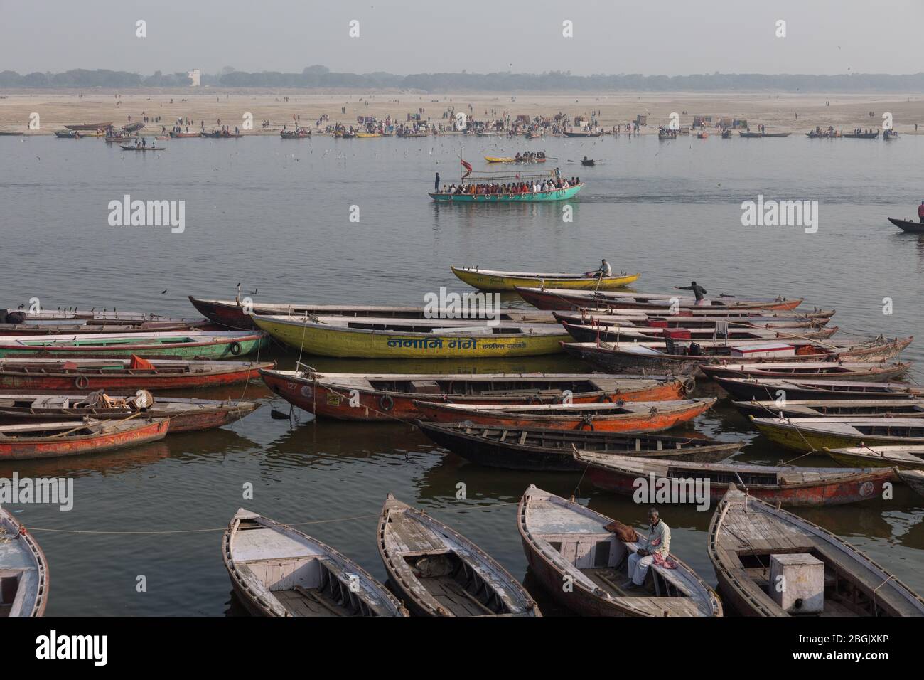 Una vista del río Ganges y su banco cerca de Varanasi, India Foto de stock