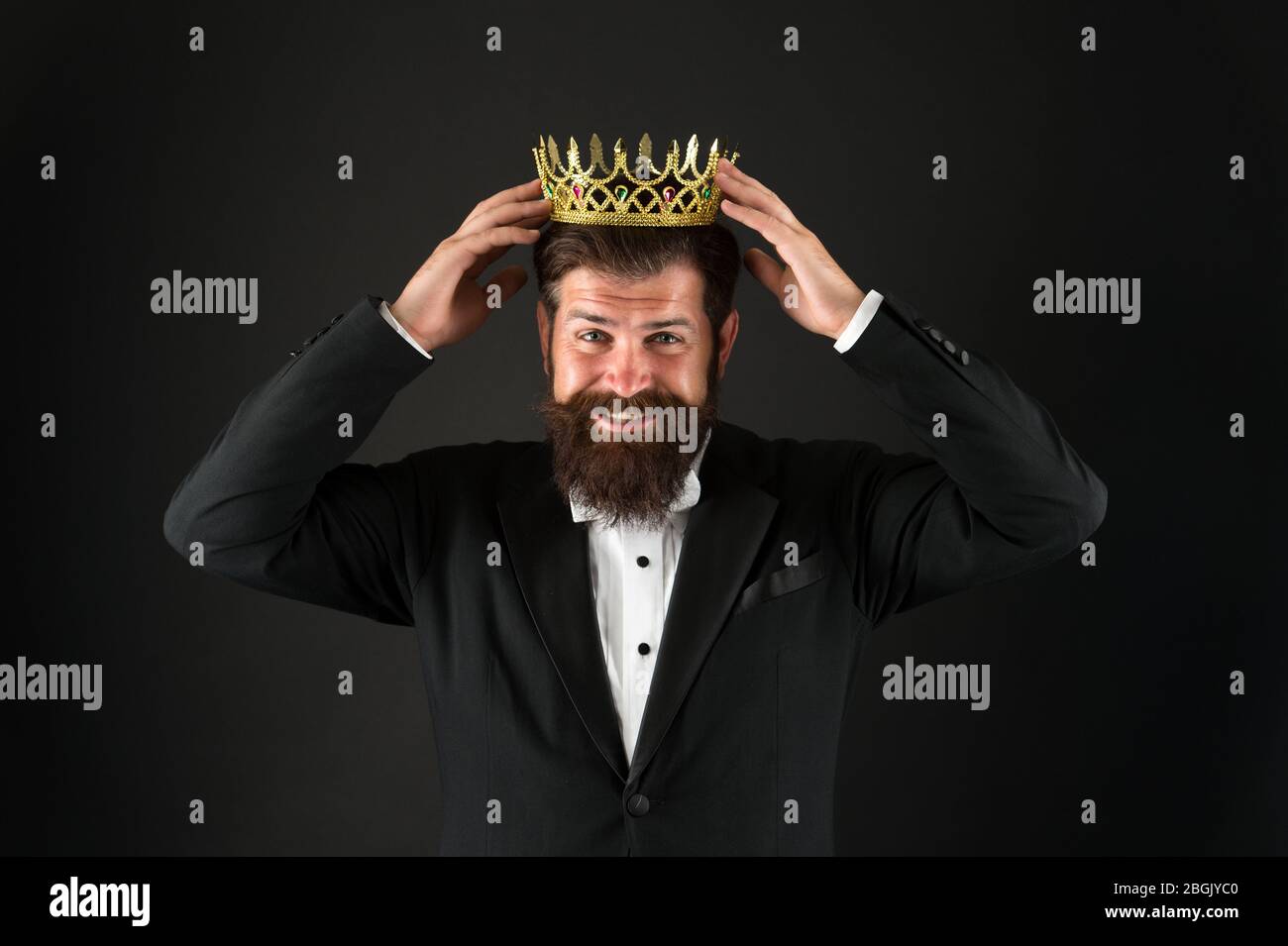 Poder y triunfo. Rey de negocios. Hombre de negocios lleva corona. Concepto de éxito empresarial. Gloria buscando al hombre. Rey de estilo. El mejor hombre de la Tierra. Lograr el éxito empresarial. Real y de lujo. Trabajador guapo. Foto de stock