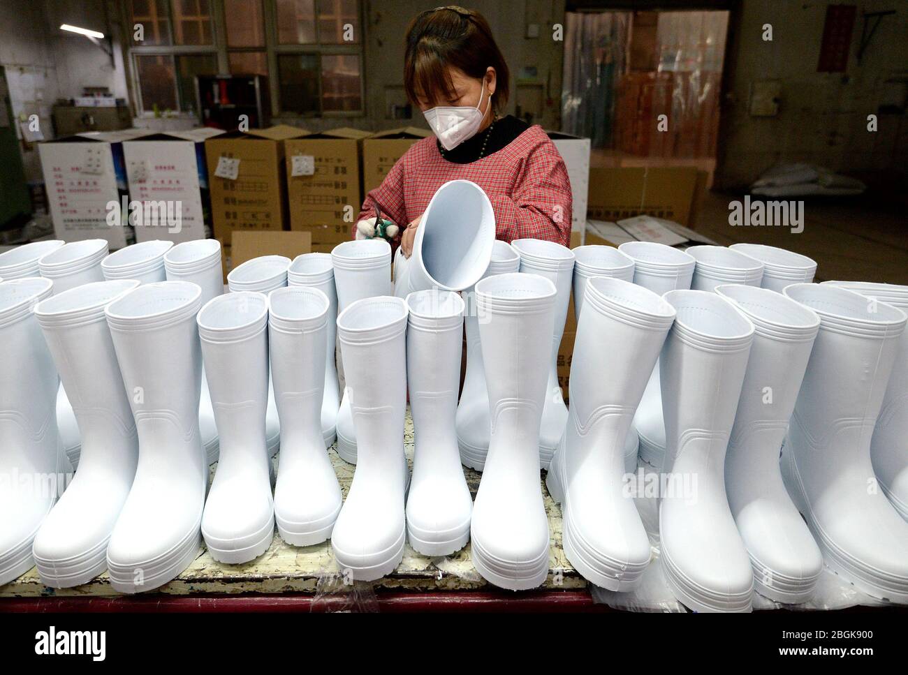 El personal de una fábrica local de zapatos se centra en producir pares de  espectáculos para satisfacer la demanda de clientes extranjeros, el condado  de CI, la ciudad de Hanhan, Hebei, en