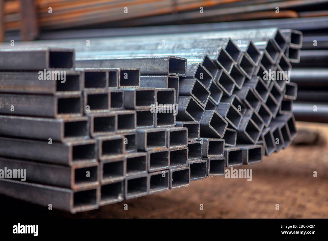 pila de perfiles de metal cuadrados Fotografía de stock - Alamy