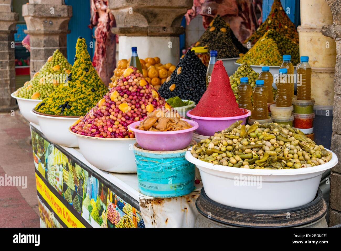 Coloridas Olives y Especias para la venta en un mercado en Essaouira Marruecos Foto de stock