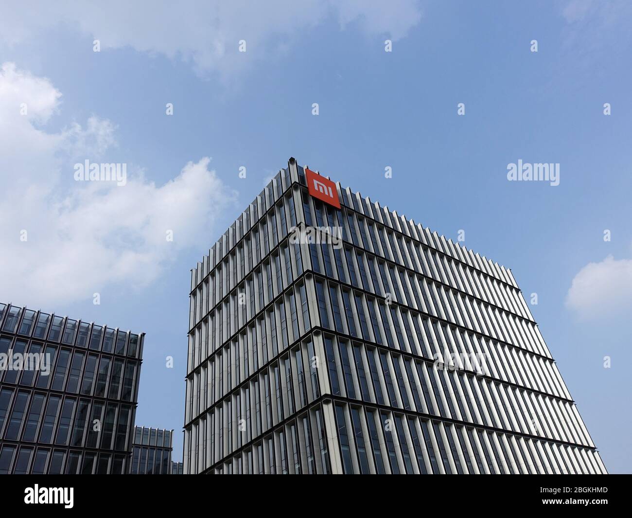 El logotipo de la empresa China de electrónica Xiaomi se muestra en su sede en Beijing, China, el 3 de marzo de 2020. Xiaomi establece un servicio de datos comp Foto de stock
