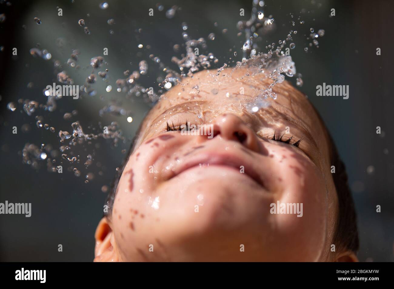 Thiago se refresca con agua en su trigésimo sexto día de auto-aislamiento debido a la pandemia de Covid-19 en un hogar temporal en Mérida, Yucatán, México el 19 de abril de 2020. El fotógrafo Benedicte Desrus dice: "Con esta pandemia y su escuela cerrada, mi hijo está experimentando grandes cambios. No ha visto a otro niño por semanas. Me pregunto cómo remontará esta vez en un futuro”. Thiago, de 3 años, es hijo del fotógrafo. Fue documentado como parte de un proyecto titulado “cuando crecí” sobre un niño que crecía en cuarentena, lejos de otros niños y del mundo exterior, durante la t Foto de stock