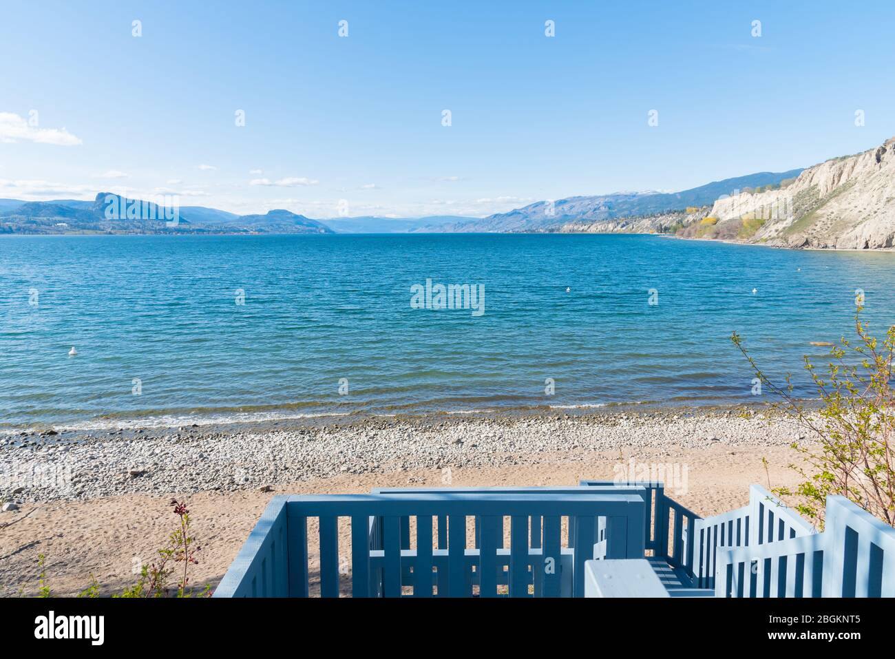 Vista escénica de Three Mile Beach en el lago Okanagan cerca de Penticton, BC, Canadá Foto de stock