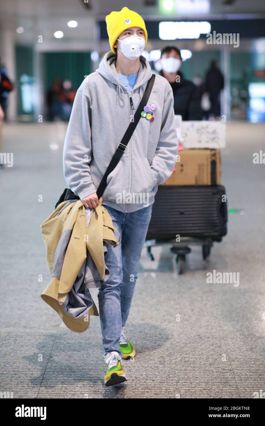 Chen Youwei de la banda China de niños UNINE llega a un aeropuerto de  Beijing antes