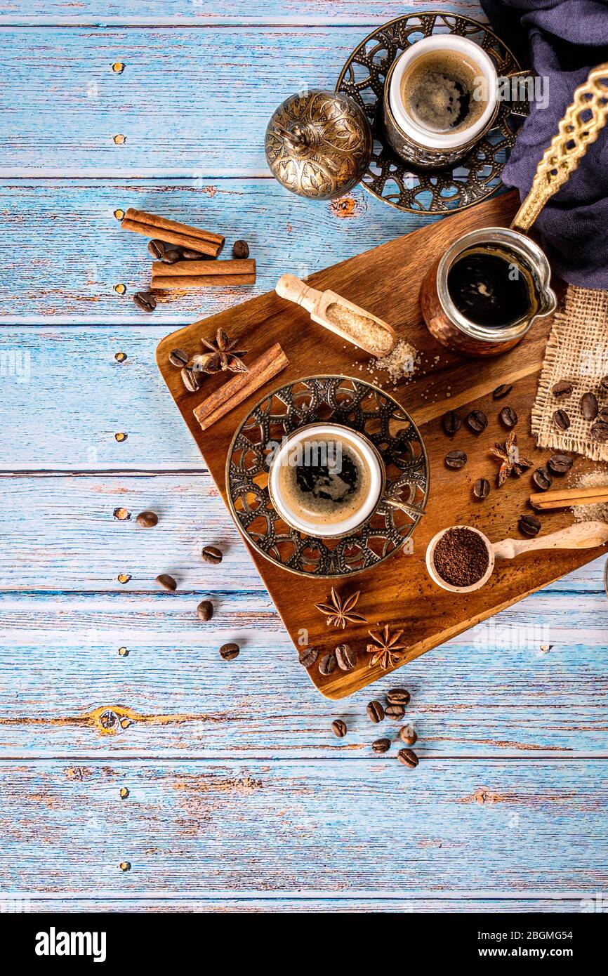 Fondo azul con tazas de café, granos de café, cafetera, café molido y cafetera, tonificado estilo retro con espacio para copias, vista superior Foto de stock