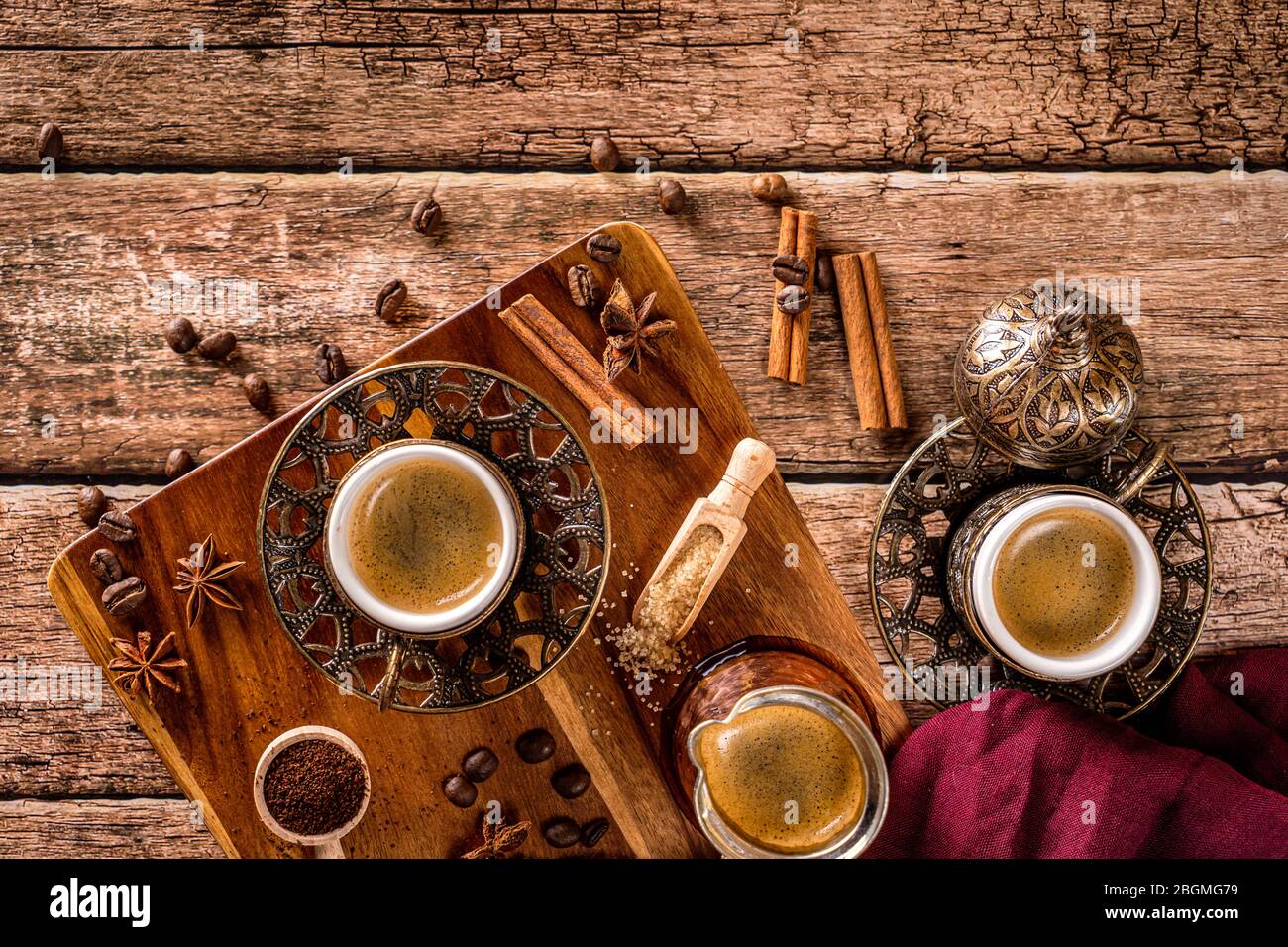 Vista de arriba hacia abajo de la taza de café, los frijoles y las especias con espacio para texto Foto de stock