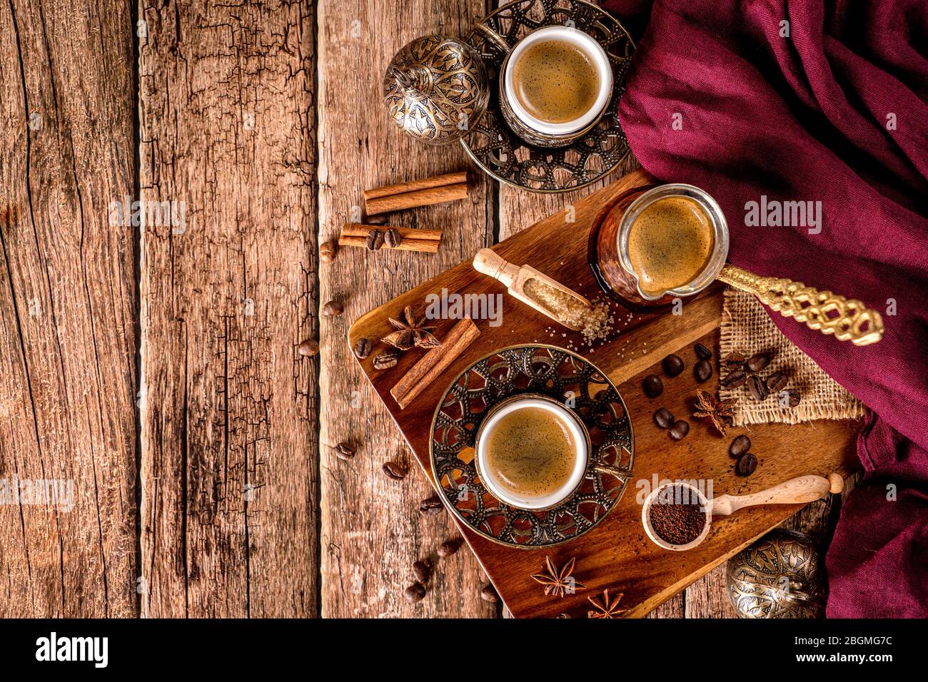 Vista de arriba hacia abajo de la taza de café, los frijoles y las especias con espacio para texto Foto de stock