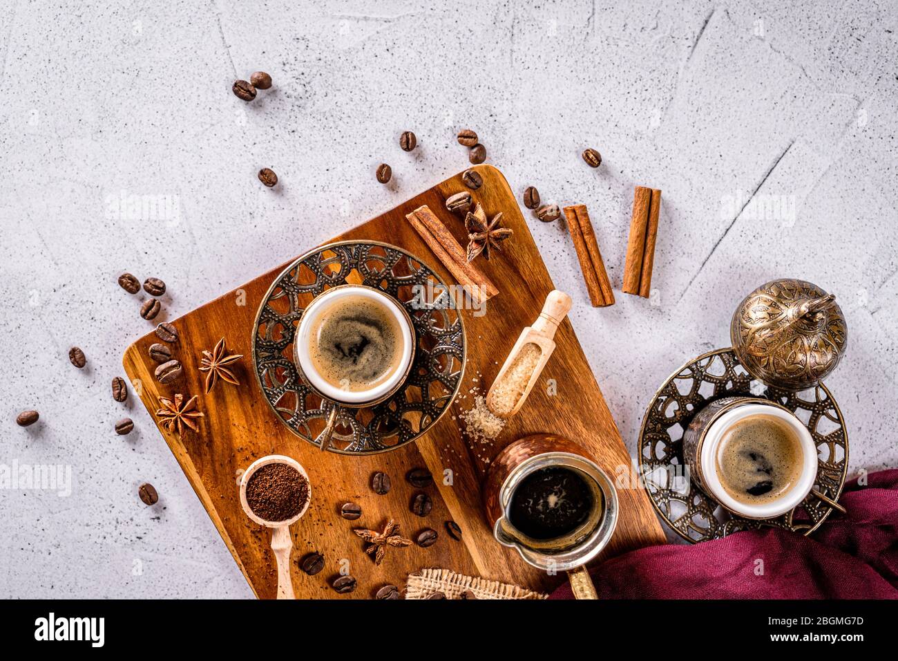 Taza de café turca, granos de café y polvo molido sobre fondo blanco con espacio para texto Foto de stock