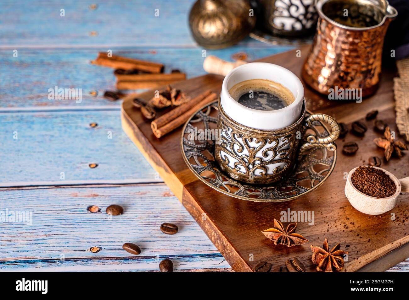 Taza de café árabe en una madera tradicional Foto de stock