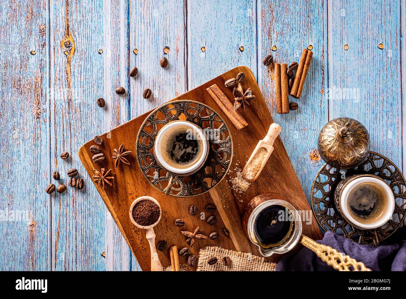 Tazas de café con granos de café y cafetera. Café de estilo vintage sobre el fondo de madera antigua Foto de stock