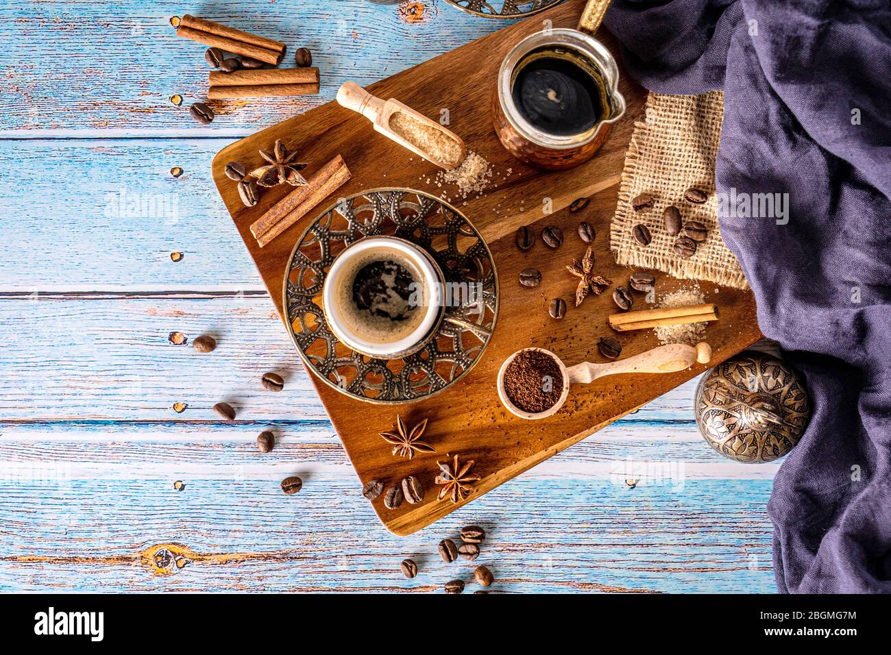Tazas de café con granos de café y cafetera. Café de estilo vintage sobre el fondo de madera antigua Foto de stock