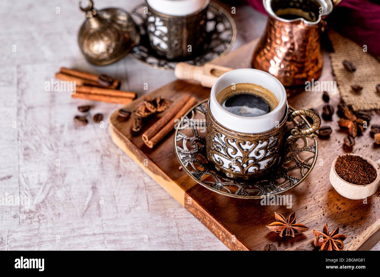 Taza de café turco molido sobre fondo blanco Foto de stock