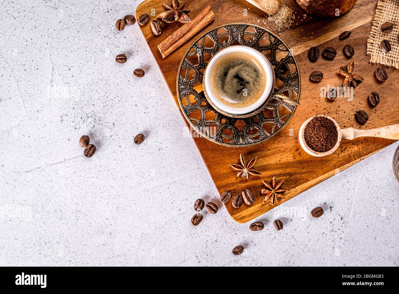 Vista superior de una taza de café turco vintage con especias, frijoles y café molido en polvo Foto de stock