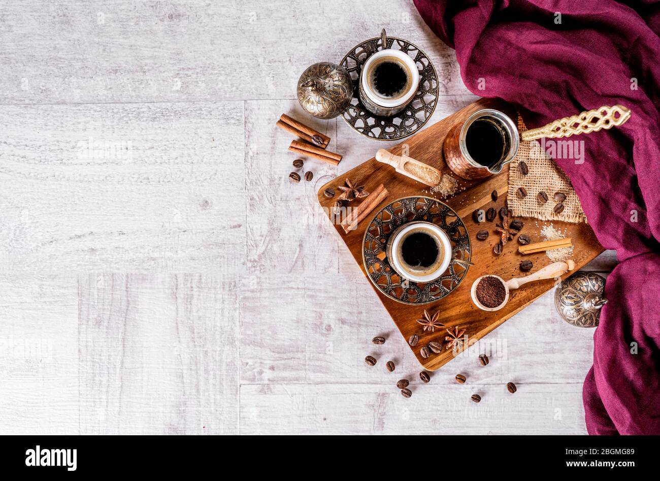 Concepto de taza de café turco sobre un fondo de madera blanca Foto de stock