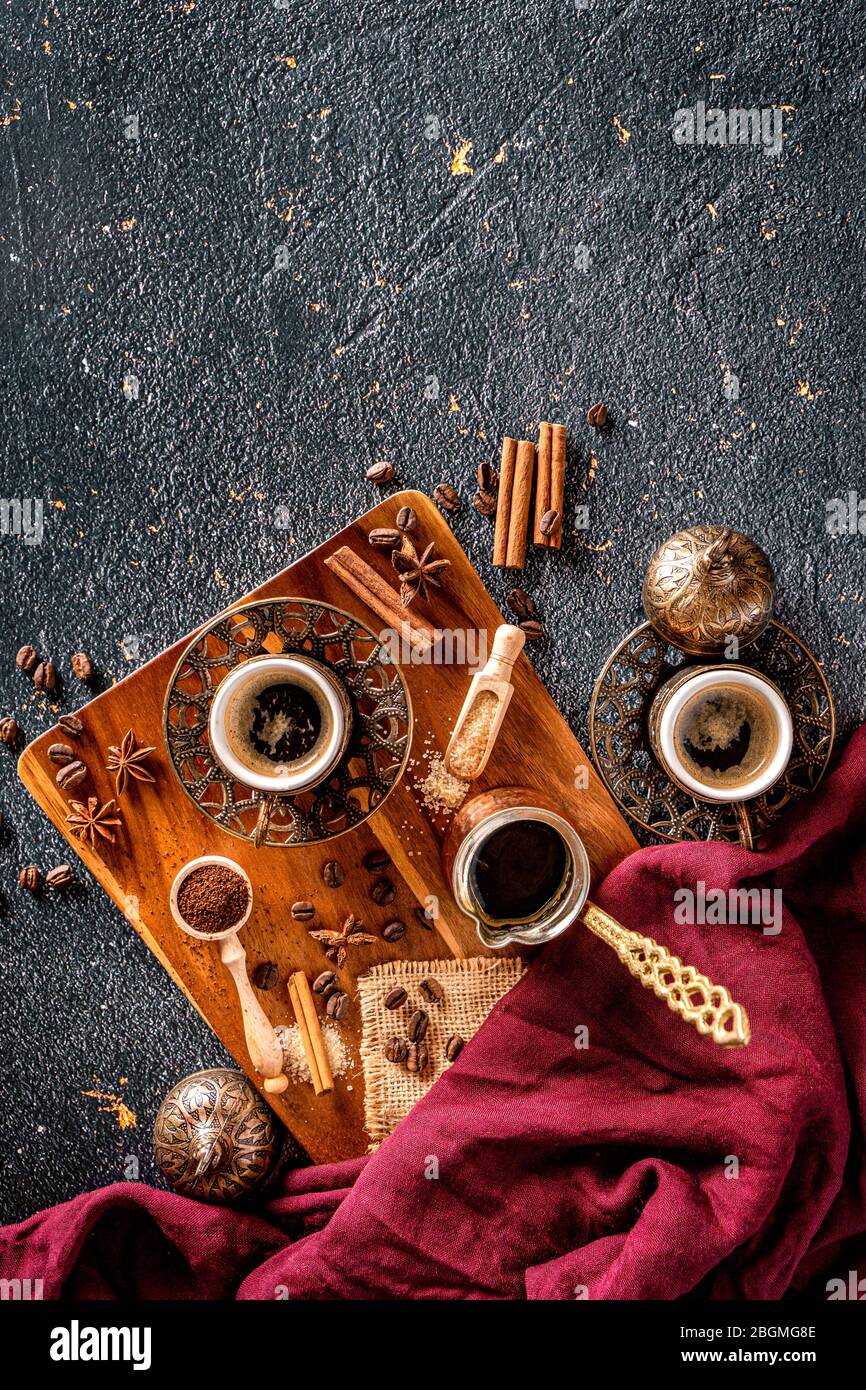 Tazas de café con granos de café y cafetera. Café de época sobre fondo negro Foto de stock