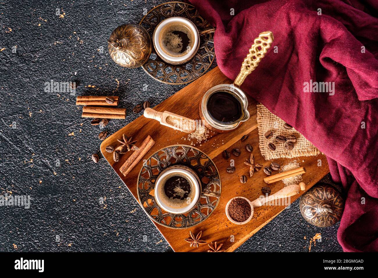 Tazas de café y granos de café sobre fondo negro Foto de stock
