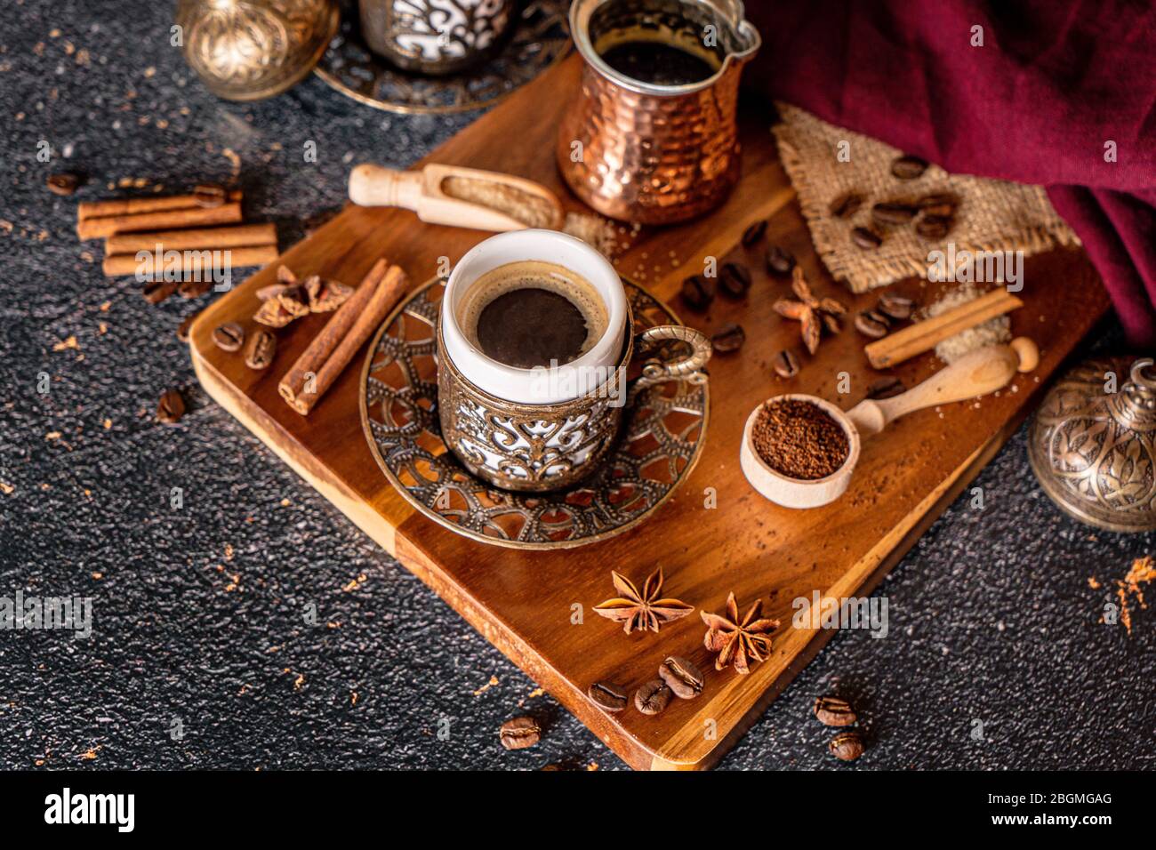 Taza de aromática bebida de café y granos de café sobre fondo de madera. Vista superior Foto de stock