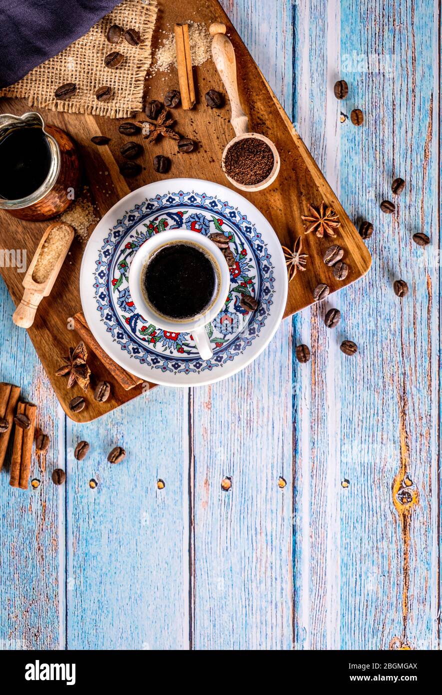 Taza de café turco caliente sobre un fondo azul antiguo Foto de stock