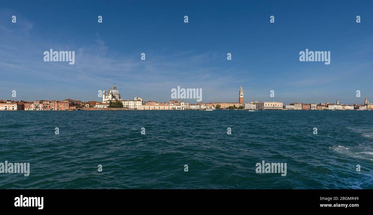 Vista panorámica de Venecia con Santa Maria della Salute y Markusturm, frente a la laguna de Venecia, Venecia, Véneto, Italia Foto de stock