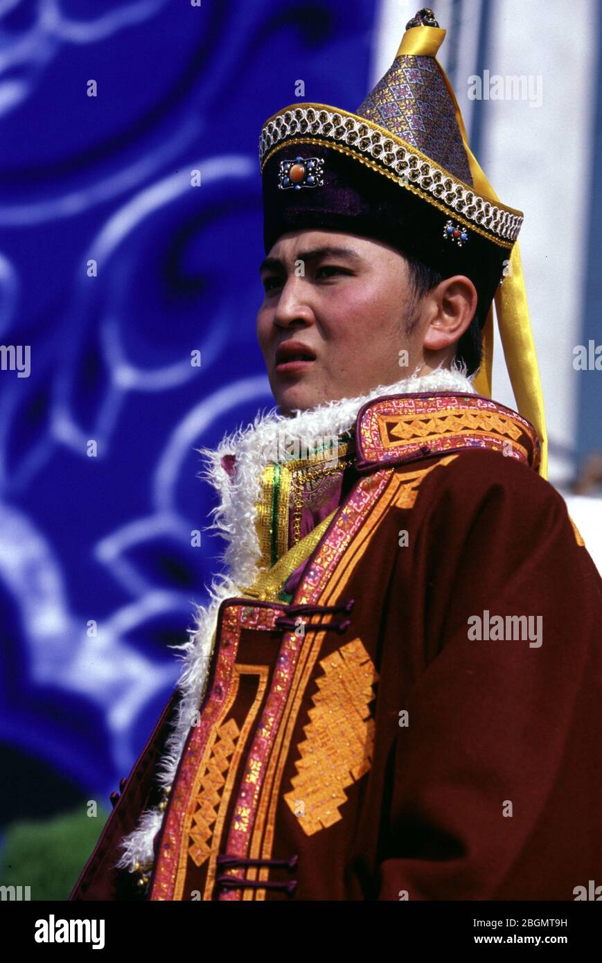 Juventud mongola 2003 China Qinghai Festival Nacional de Cultura y Turismo de trajes nacionales y exposición Nacional de Canto y Danza Foto de stock