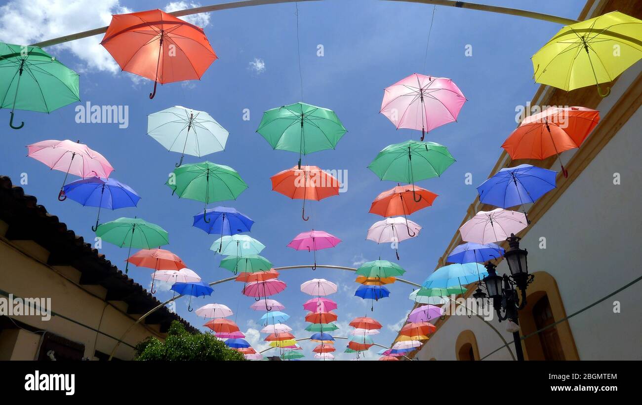Paraguas de fondo colorido. Paraguas de colores el cielo. Decoración de calle. México Fotografía de - Alamy