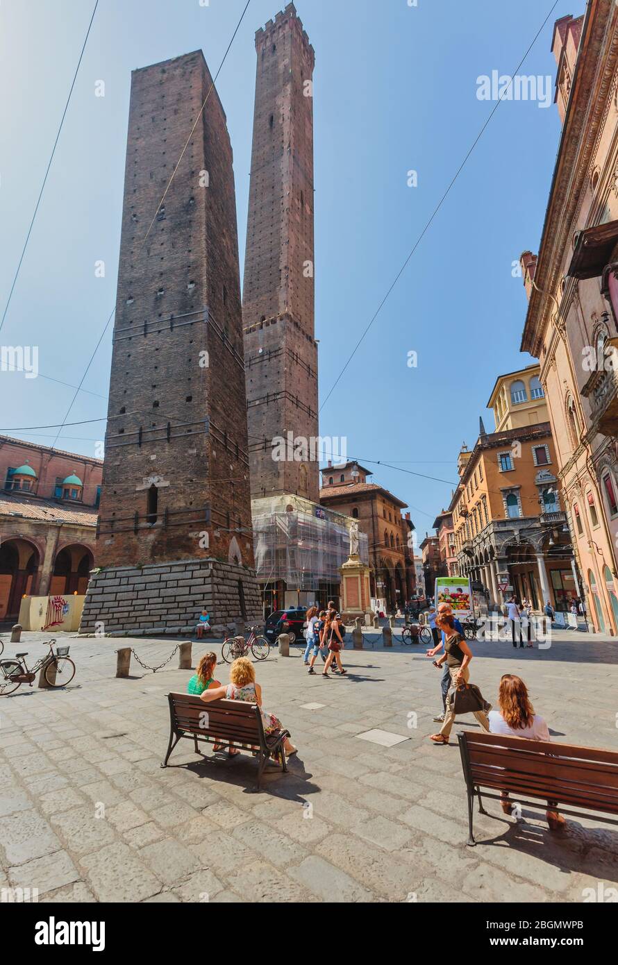 Bolonia, Emilia-Romaña, Italia. El Duo Torres, o dos Torres, en la Piazza di Porto Ravegnana. La torre más alta es la Torre degli Asinelli, la pequeña Foto de stock