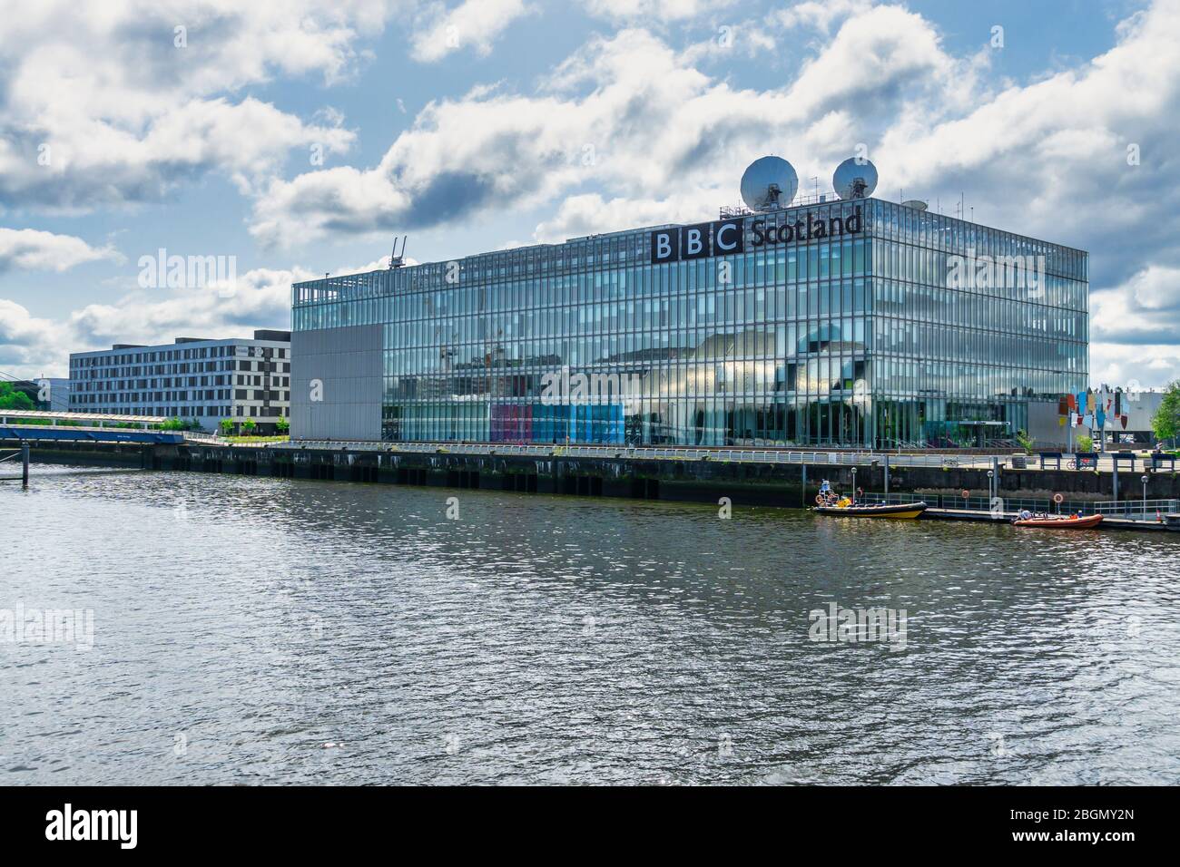 Edificio de la sede central de la BBC en Pacific Quay junto al río Clyde Glasgow Escocia Reino Unido Foto de stock