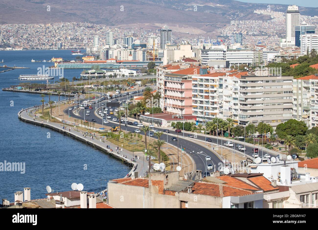 Izmir, Turquía - la tercera ciudad más poblada de Turquía, y la segunda  aglomeración urbana más grande en el Mar Egeo, Izmir muestra un maravilloso  casco antiguo Fotografía de stock - Alamy