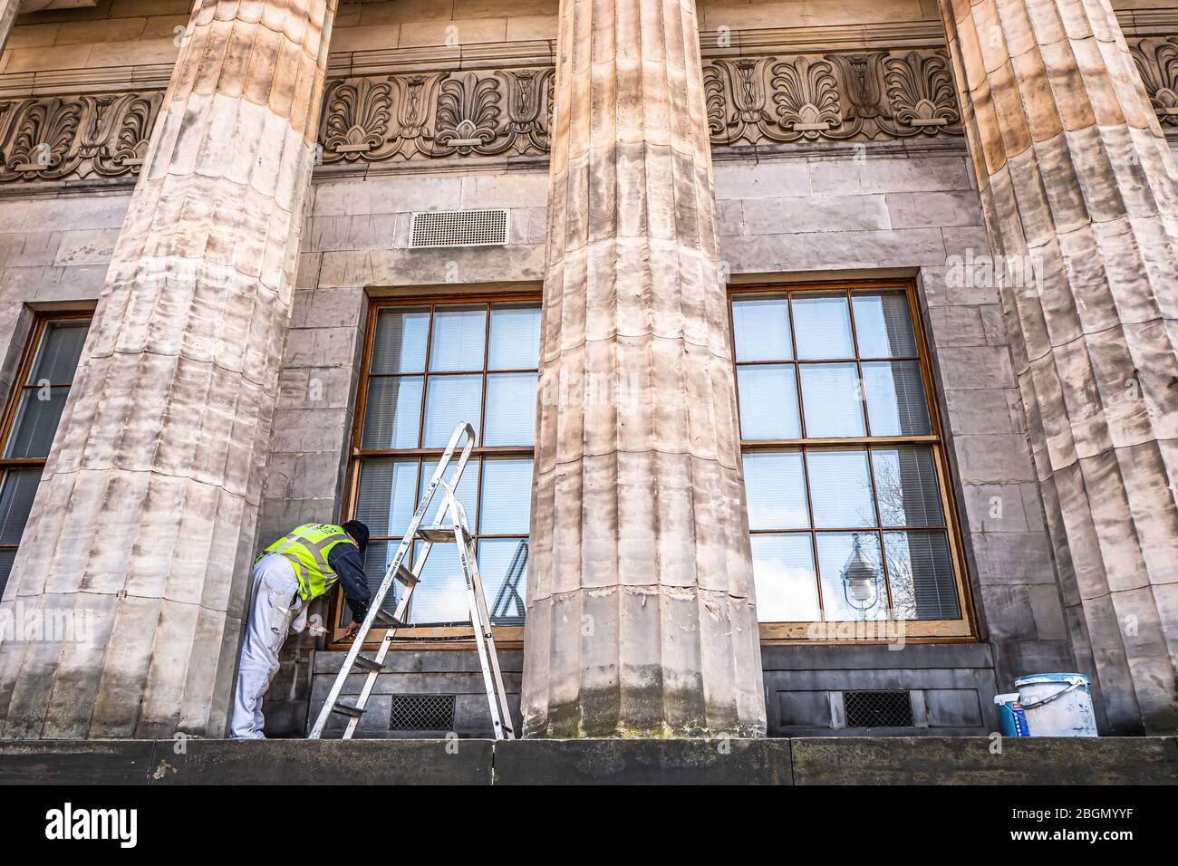 Edimburgo, Lothian, Escocia, Reino Unido. 13 de marzo de 2020. Un pintor y decorador retoca las ventanas de guillotina del edificio neoclásico de la Nación Escocesa Foto de stock