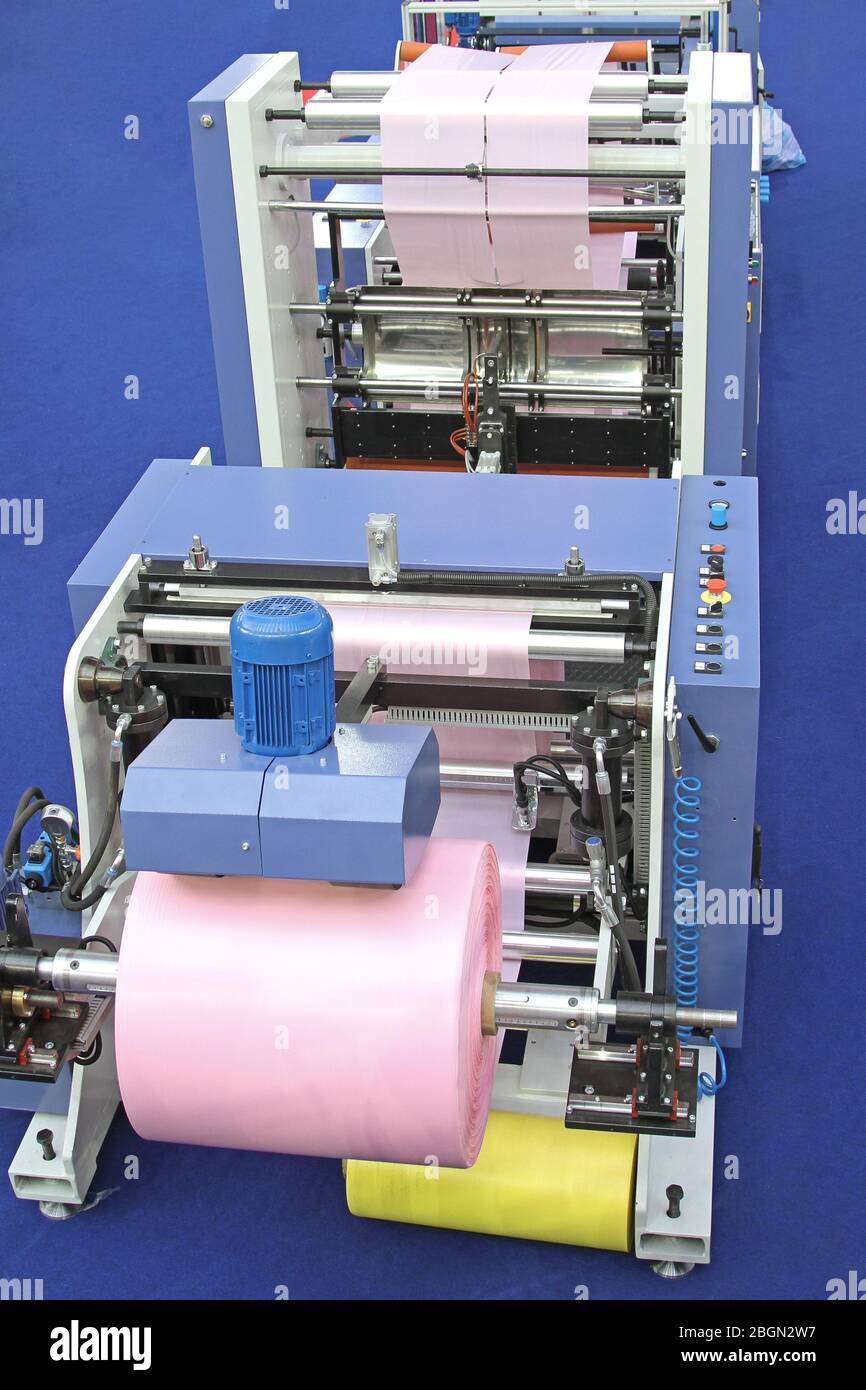 Maquinaria de producción de bolsas plásticas en fábrica Fotografía de stock  - Alamy