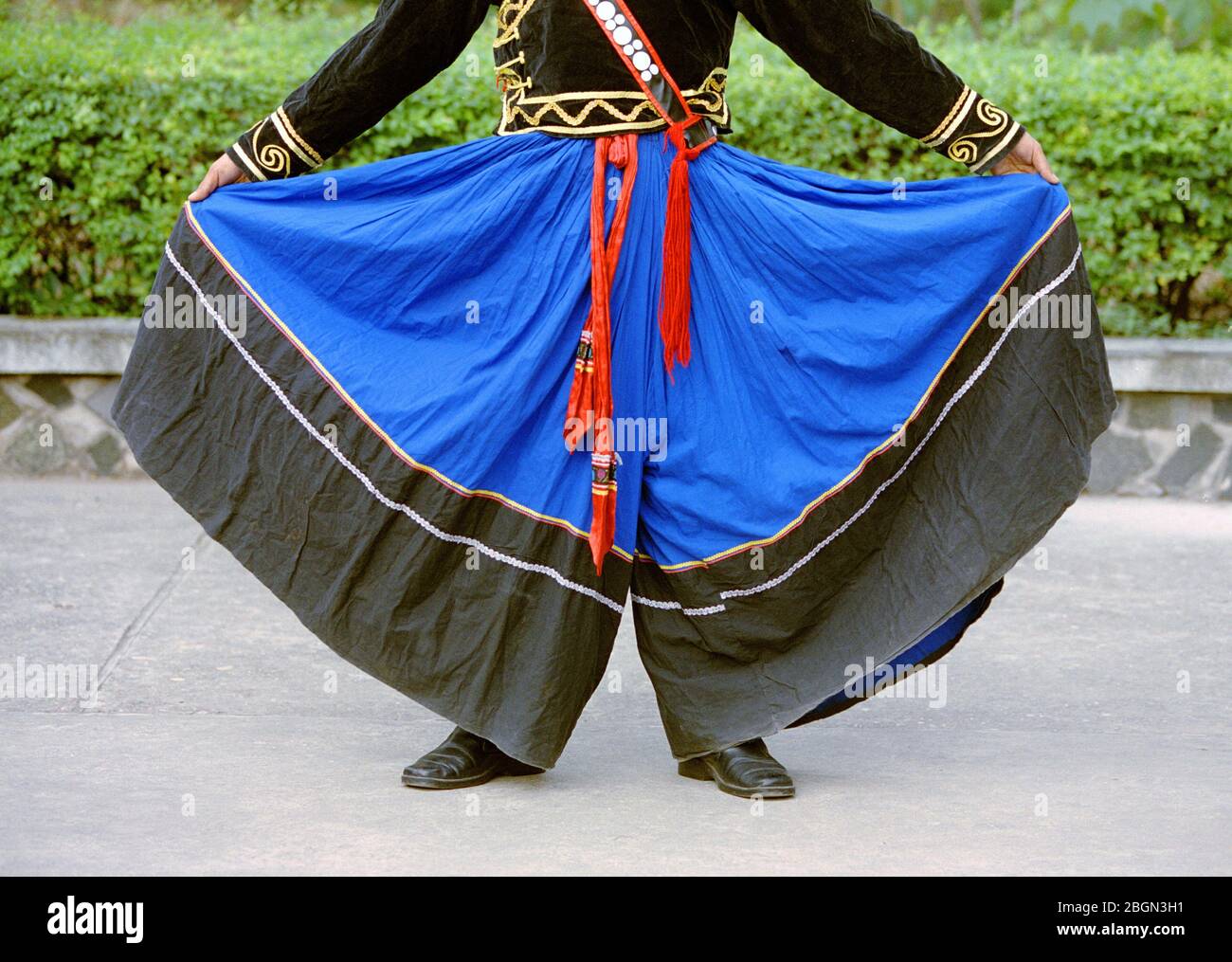 Ropa para hombre Yi pantalones grandes Liangshan Sichuan los pantalones  usados por los hombres Yi varían en forma y estilo dependiendo de la región  y rama y están dividido Fotografía de stock -