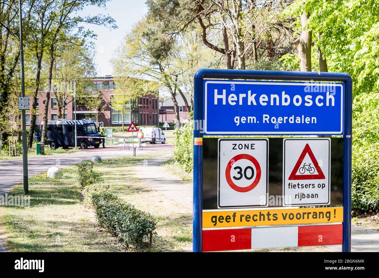 HERKENBOSCH - 22-04-2020. El bloqueo Herkenbosch debido al incendio en el parque nacional de Meinweg. Camión de bomberos. Wegafsluiting Herkenbosch mbt Marca nationaal Park de Meinweg. Foto de stock