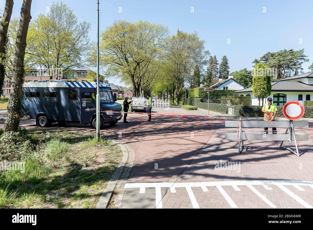 HERKENBOSCH - 22-04-2020. El bloqueo Herkenbosch debido al incendio en el parque nacional de Meinweg. Camión de bomberos. Wegafsluiting Herkenbosch mbt Marca nationaal Park de Meinweg. Foto de stock